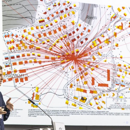 Dr. Benedikt Janzen pr&auml;sentiert bei seinem Vortrag in Lindau eine Grafik aus einer Studie zur Eignung der Nachbarschaft f&uuml;r die Installation von Solaranlagen. Foto: Christian Flemming/Lindau Nobel Laureate Meetings