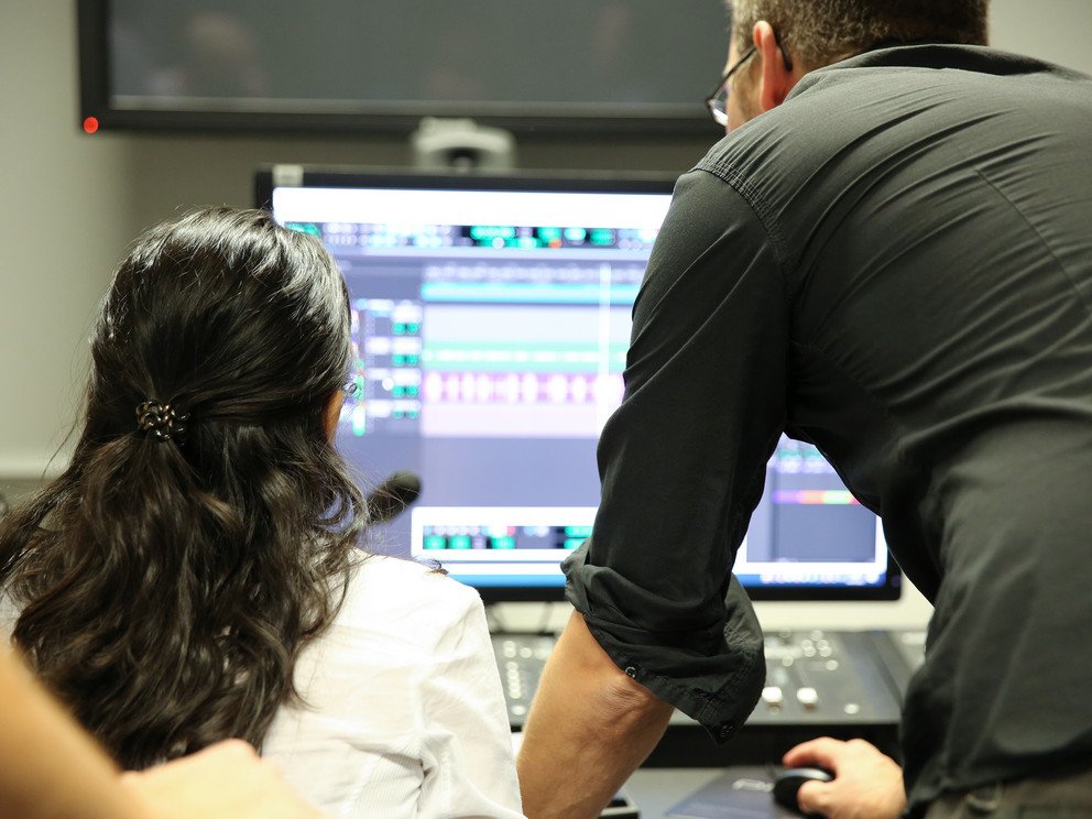 Podcast-Produktion im Studio, Studierende beim Schnitt.