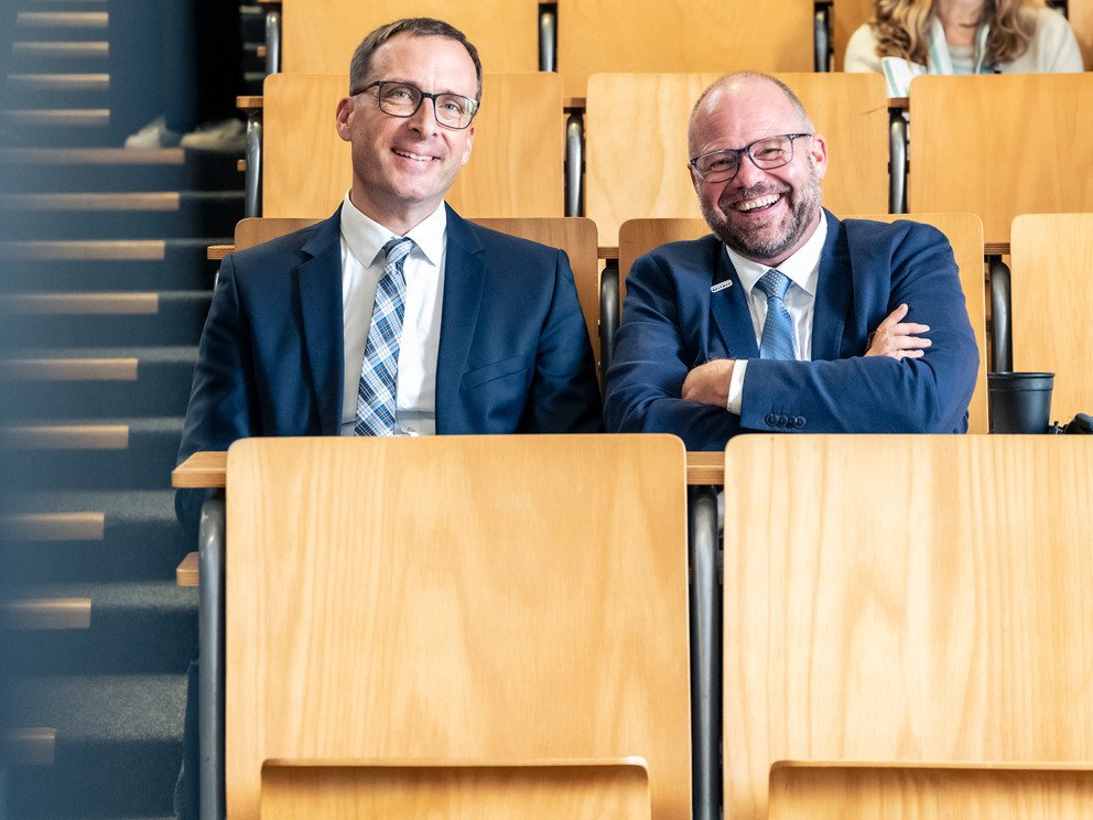 Prof. Dr. Jan H. Schumann, Vizepr&auml;sident f&uuml;r Forschung an der Universit&auml;t Passau, und Prof. Dr. Jan-Oliver Decker, Dekan der Geistes- und Kulturwissenschaftlichen Fakult&auml;t, im Publikum der Tagung f&uuml;r Praktische Philosophie.