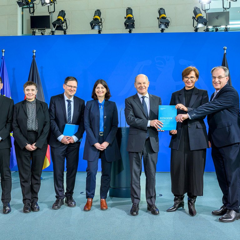 Die Expertenkommission Forschung und Innovation (EFI) hat das Jahresgutachten 2023 an Bundeskanzler Olaf Scholz und Bundesforschungsministerin Bettina Stark-Watzinger &uuml;bergeben. Foto: David Ausserhofer