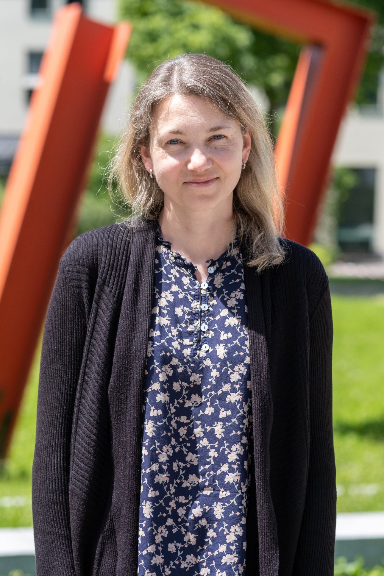 Dr. Hanna Sarmina am Campus der Universit&auml;t Passau