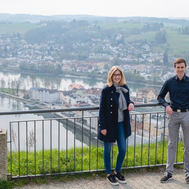 Wirtschaftsinformatiker Philipp Sleziona und Marketingforscherin Alina Gr&uuml;ner; Foto: Studio Weichselbaumer