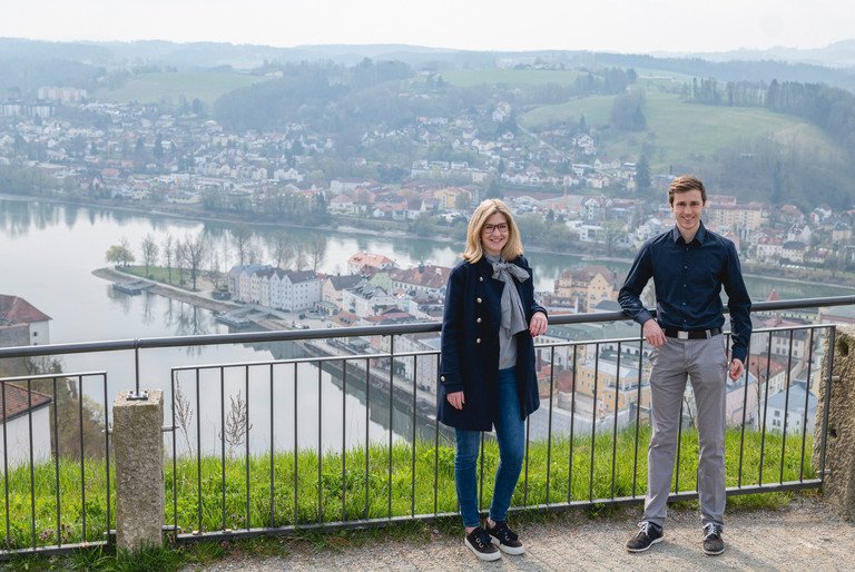 Wirtschaftsinformatiker Philipp Sleziona und Marketingforscherin Alina Gr&uuml;ner; Foto: Studio Weichselbaumer