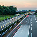 Deutsche Autobahn mit Lichtspuren des Verkehrs: Ein überraschend hoher Teil der Bevölkerung würde von einem Tempolimit profitieren, argumentieren Ökonomen aus Passau und Berlin. Foto: Adobe Stock
