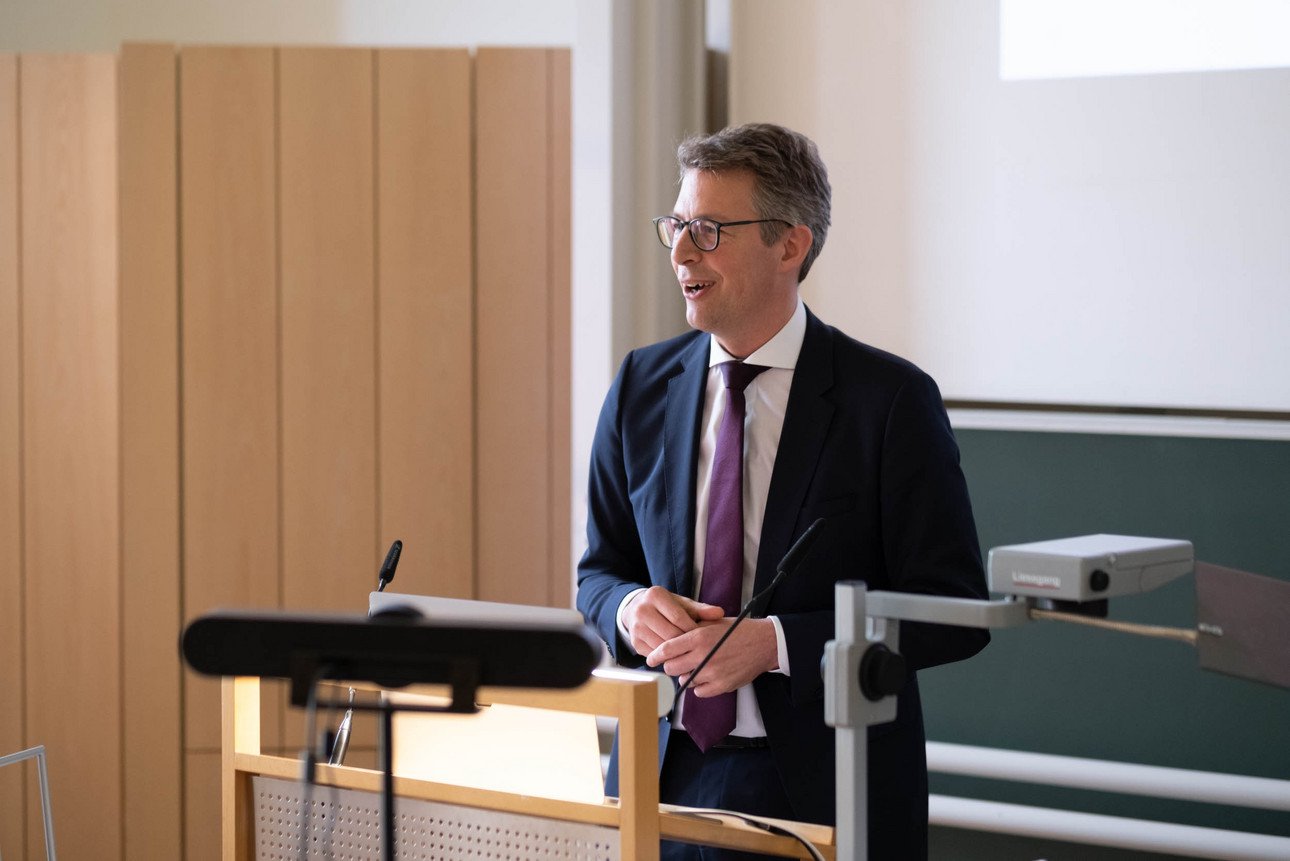 Bayerns Wissenschaftsminister Markus Blume gab den offiziellen Startschuss f&uuml;r die Arbeit des Forschungsverbundes &bdquo;Sicherheit in der Alltagsdigitalisierung&ldquo; (ForDaySec). Foto: Universit&auml;t Passau 