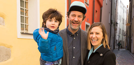 Mindy Nunez Duffourc from New Orleans, USA, with her husband René and her son Rainier during the video shoot in Passau's Höllgasse