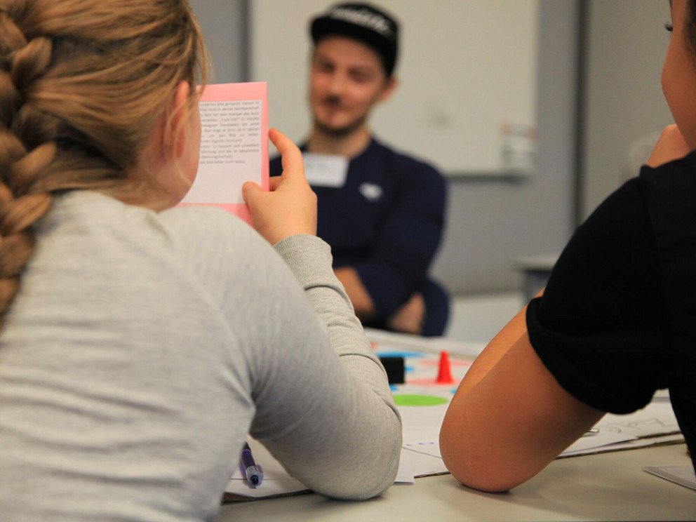 Sch&uuml;lerinnen testen vor Semesterende die entwickelten Spiele