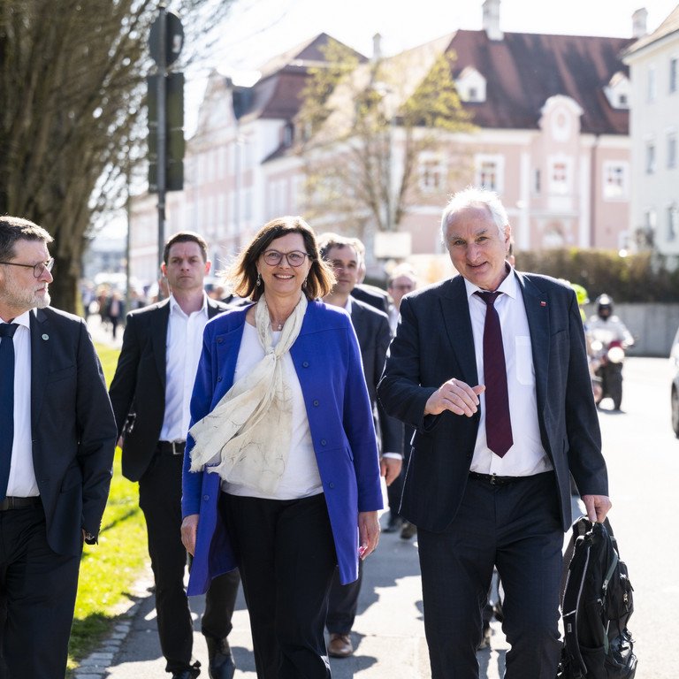 Pr&auml;sident Prof. Dr. Ulrich Bartosch hei&szlig;t Landtagspr&auml;sidentin Ilse Aigner willkommen; Foto: Stefan Obermeier/Bayerischer Landtag