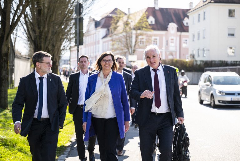 Pr&auml;sident Prof. Dr. Ulrich Bartosch hei&szlig;t Landtagspr&auml;sidentin Ilse Aigner willkommen; Foto: Stefan Obermeier/Bayerischer Landtag