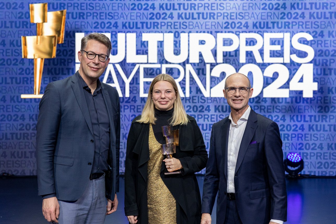 Award winner Dr Johanna Zimmermann with Minister Markus Blume (left) and Bayernwerk CEO Dr Egon Leo Westphal (right); Photo: Alex Schelbert/ Bayernwerk AG