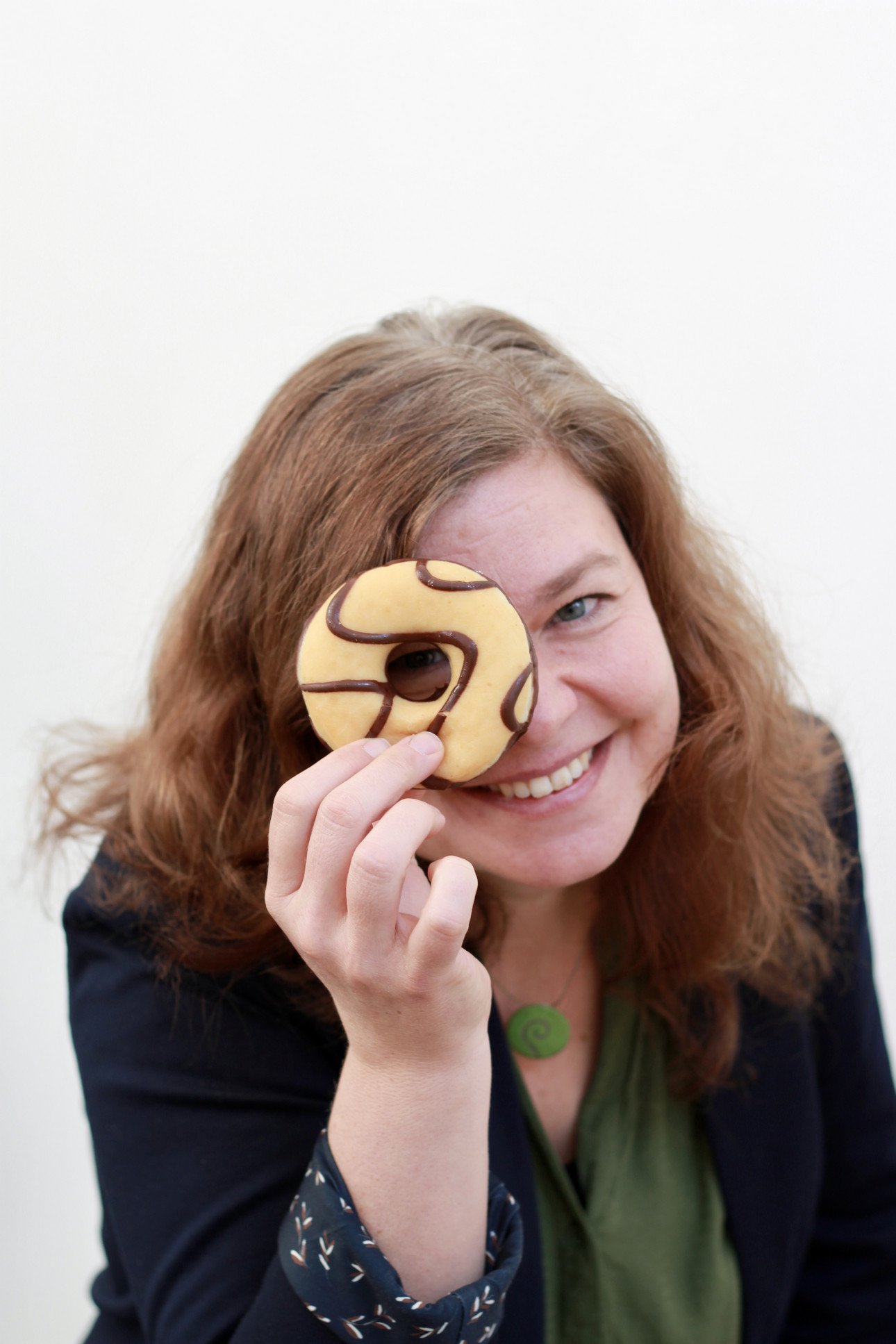 Dr. Annekatrin Mei&szlig;ner forscht zur Donut-&Ouml;konomie. Symboldbild: Annekatrin Mei&szlig;ner schaut durch das Loch eines Donuts.