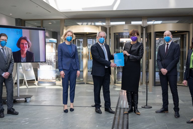 &Uuml;bergabe des Jahresgutachtens der EFI-Kommission an Bundesministerin Bettina Stark-Watzinger: Prof. Dr. Till Requate (von links), Prof. Dr. Irene Bertschek (zugeschaltet), Prof. Dr. Katharina H&ouml;lzle (stv. Vorsitzende), Prof. Dr. Uwe Cantner (Vorsitzender), Bundesministerin Bettina Stark-Watzinger, Prof. Dr. Holger Bonin, Prof. Dr. Carolin H&auml;ussler. BMBF/Hans-Joachim Rickel