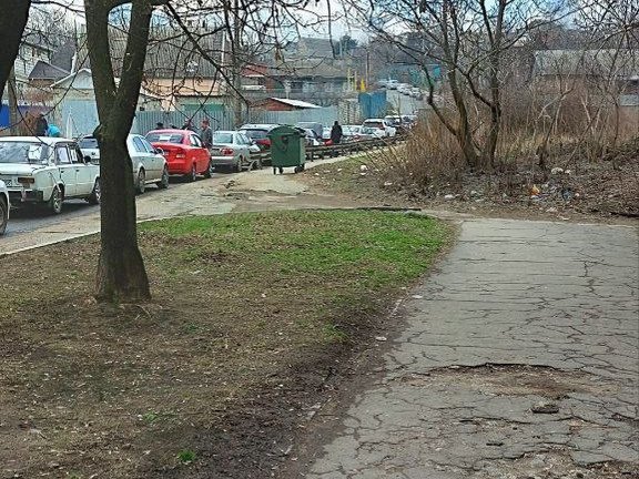 Stau auf der Stra&szlig;e nahe der ehemaligen Wohnung von Dr. Melnykova-Kurhanova: Menschen versuchen, in Autos aus Mariupol zu fliehen.