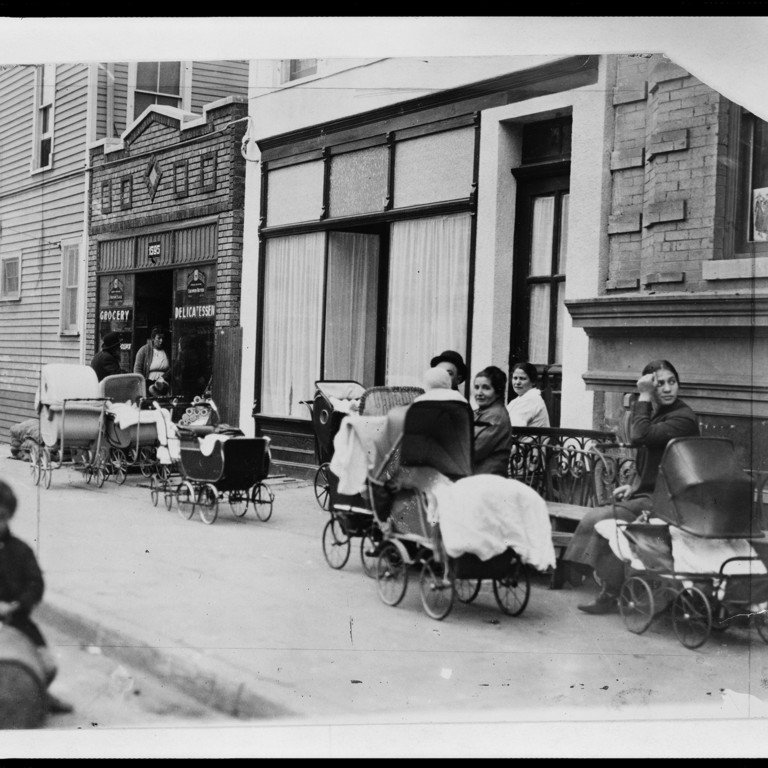 Women in front of the first birth control clinic opened by the nurse Margaret Sanger in the Brownsville neighbourhood of New York's Brooklyn district in 1916. Social Press Association, New York, via: Library of Congress
