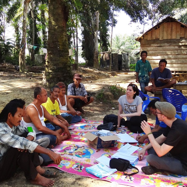 Forscherinnen und Forscher im Gespr&auml;ch mit Produzenten vor Ort.