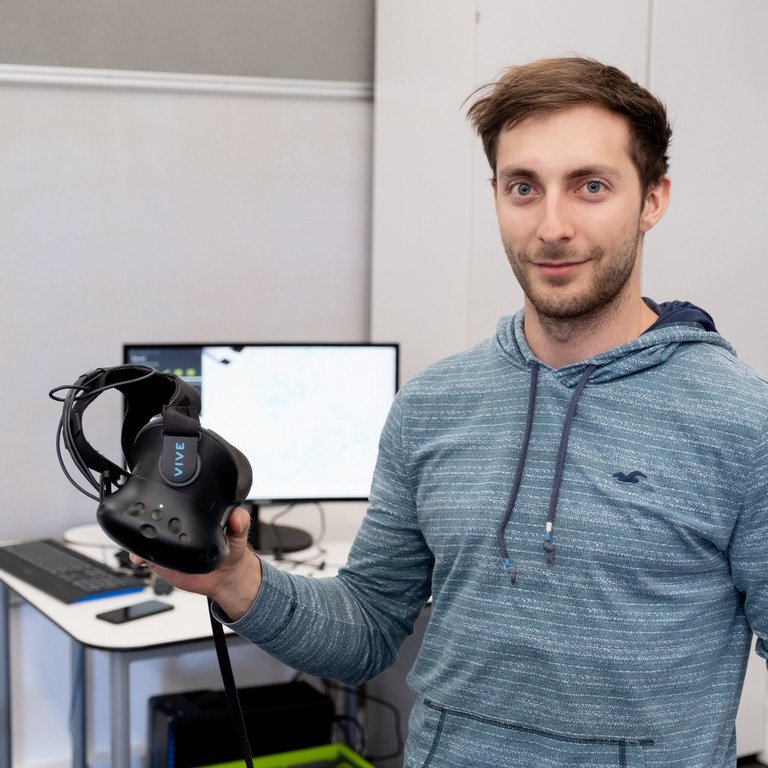 Andreas Dengel mit VR-Brille bei der Pr&auml;sentation der virtuellen Umgebungen im Rahmen einer Ausstellung im Didaktischen Labor der Universit&auml;t Passau.