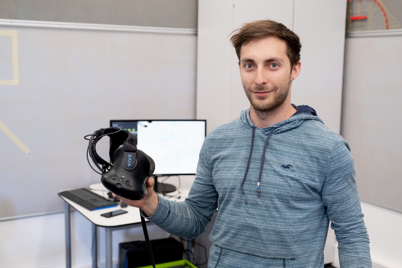 Andreas Dengel mit VR-Brille bei der Pr&auml;sentation der virtuellen Umgebungen im Rahmen einer Ausstellung im Didaktischen Labor der Universit&auml;t Passau.