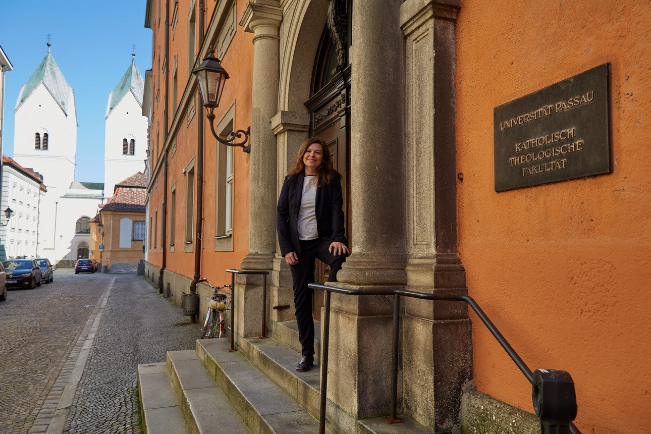 Dr. Annekatrin Mei&szlig;ner vor dem Tor des Instituts f&uuml;r Angewandte Ethik in Wirtschaft, Aus- und Weiterbildung (Ethik WAW) an der Universit&auml;t Passau.