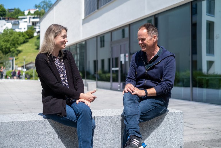 Dr. Hanna Sarmina im Gespr&auml;ch mit Prof. Dr. Ralf Hohlfeld vor dem Zentrum f&uuml;r Medien und Kommunikation an der Universit&auml;t Passau.