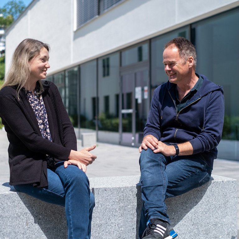 Dr. Hanna Sarmina im Gespr&auml;ch mit Prof. Dr. Ralf Hohlfeld vor dem Zentrum f&uuml;r Medien und Kommunikation an der Universit&auml;t Passau.