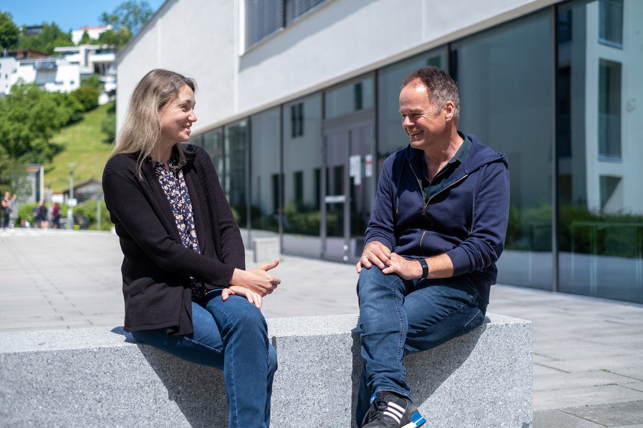 Dr. Hanna Sarmina im Gespr&auml;ch mit Prof. Dr. Ralf Hohlfeld vor dem Zentrum f&uuml;r Medien und Kommunikation an der Universit&auml;t Passau.