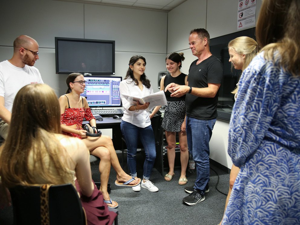 "Kodifiziert - Der Prof Talk" - Studierende des neuen Masterstudiengangs "Kommunikation in der Digitalen Gesellschaft", kurz: KoDi, haben unter der Leitung von Prof. Dr. Ralf Hohlfeld ein wissenschaftliches Podcast-Format entwickelt.