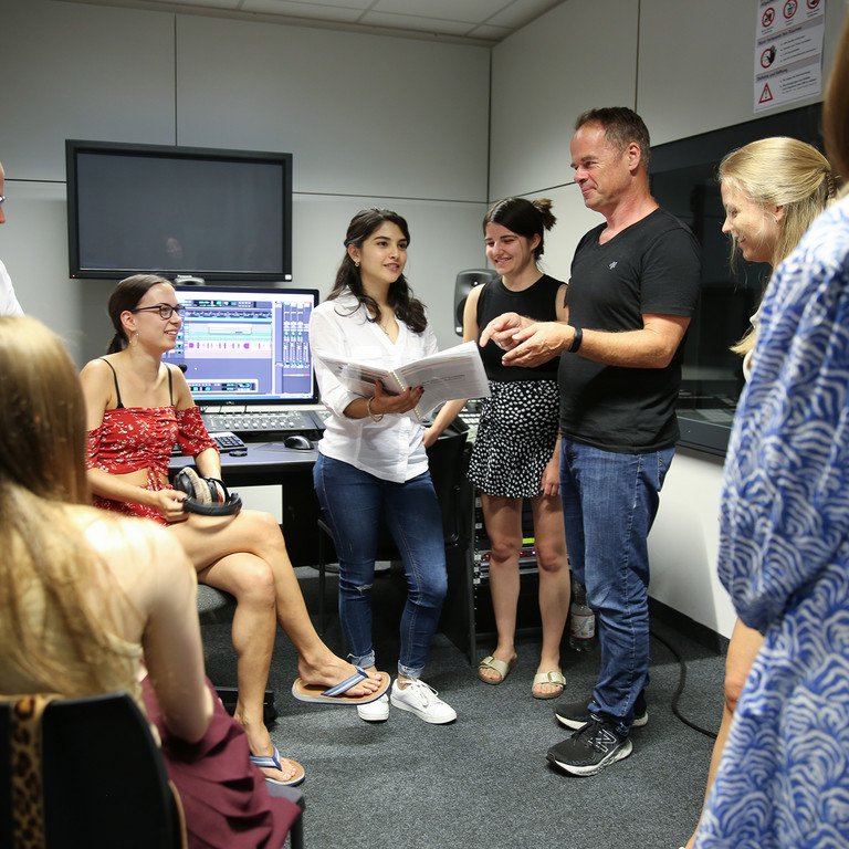 "Kodifiziert - Der Prof Talk" - Studierende des neuen Masterstudiengangs "Kommunikation in der Digitalen Gesellschaft", kurz: KoDi, haben unter der Leitung von Prof. Dr. Ralf Hohlfeld ein wissenschaftliches Podcast-Format entwickelt.