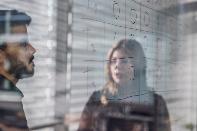 Dr. Jelena Mitrović und Mehdi Ben Amor demonstrieren die grundlegende Struktur eines Suchindex; Foto: Universit&auml;t Passau