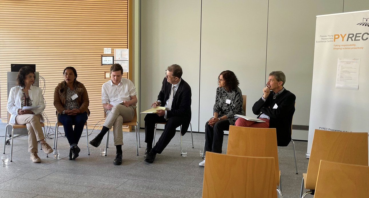 Podiumsdiskussion zu den Rechten der Natur: die peruanische Aktivistin Aktivistin Celia Fasabi Pizango (2. v.l.) mit &Uuml;bersetzerin, PYREC-Fellow Jan Doria, Moderator Prof. Dr. J&ouml;rg Fedtke, PD Dr. Claudia Paganini (Universit&auml;t Innsbruck) und Prof. Dr. Johann Graf Lambsdorff (Universit&auml;t Passau).