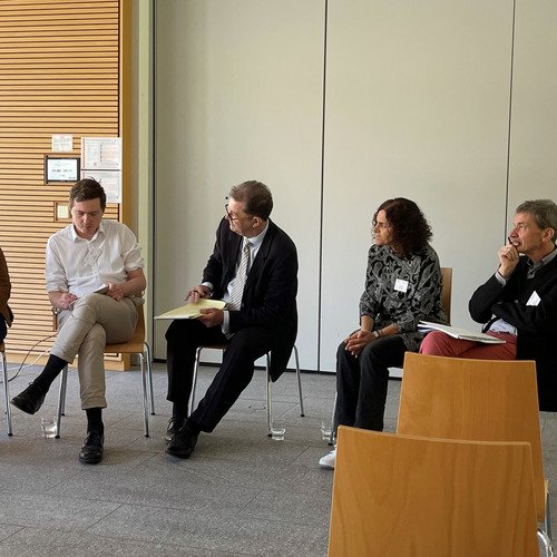 Podiumsdiskussion zu den Rechten der Natur: die peruanische Aktivistin Aktivistin Celia Fasabi Pizango (2. v.l.) mit &Uuml;bersetzerin, PYREC-Fellow Jan Doria, Moderator Prof. Dr. J&ouml;rg Fedtke, PD Dr. Claudia Paganini (Universit&auml;t Innsbruck) und Prof. Dr. Johann Graf Lambsdorff (Universit&auml;t Passau).
