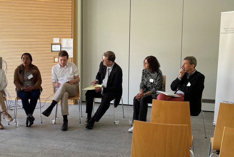 Podiumsdiskussion zu den Rechten der Natur: die peruanische Aktivistin Aktivistin Celia Fasabi Pizango (2. v.l.) mit &Uuml;bersetzerin, PYREC-Fellow Jan Doria, Moderator Prof. Dr. J&ouml;rg Fedtke, PD Dr. Claudia Paganini (Universit&auml;t Innsbruck) und Prof. Dr. Johann Graf Lambsdorff (Universit&auml;t Passau).