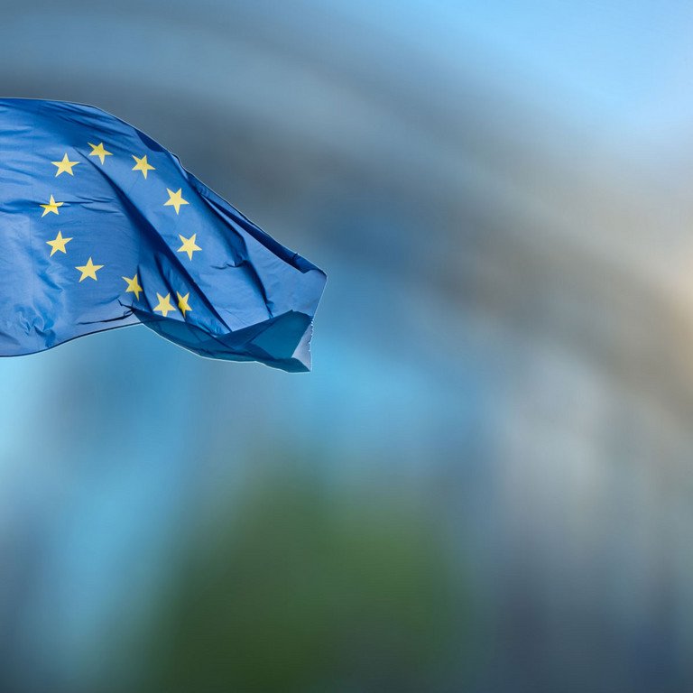 Europafahne vor dem Geb&auml;ude des Europ&auml;ischen Parlaments in Br&uuml;ssel