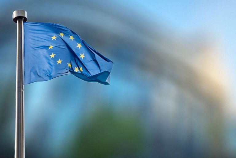 Europafahne vor dem Geb&auml;ude des Europ&auml;ischen Parlaments in Br&uuml;ssel