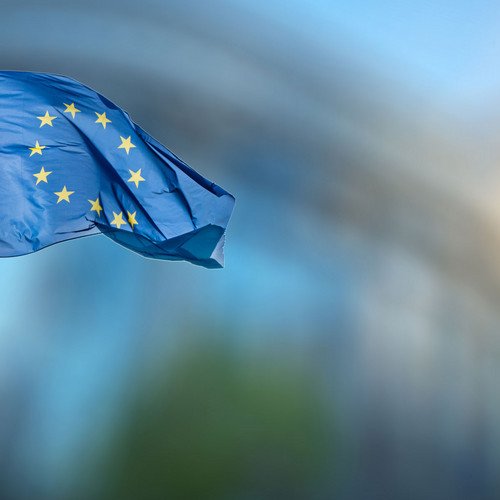 Europafahne vor dem Geb&auml;ude des Europ&auml;ischen Parlaments in Br&uuml;ssel