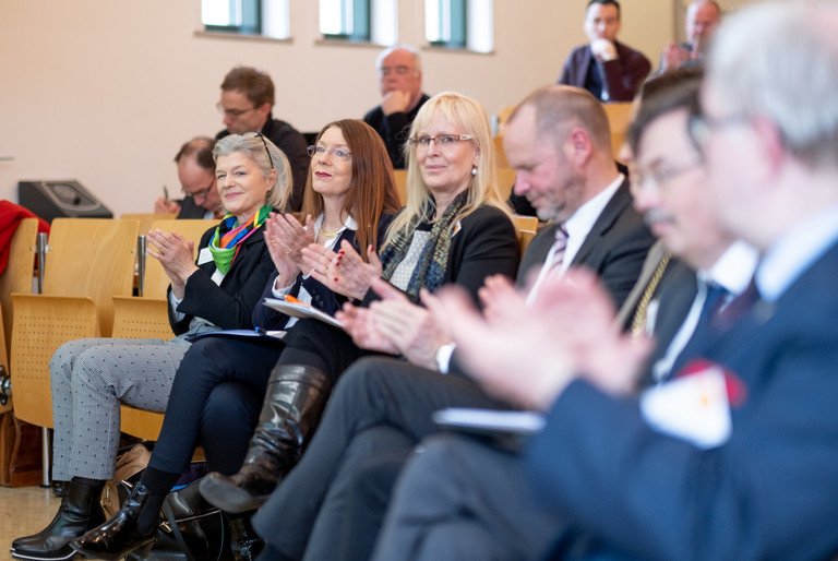 Prof. Dr. Carola Jungwirth, Prof. Dr. Barbara Zehnpfennig und Prof. Dr. Susanne Schroeter sowie Kooperationspartner Prof. Dr. Bernhard Kempen (DHV), Dr. Harald von Kalm (DFG) und Prof. Dr. Max-Emanuel Geis (FAU Erlangen-N&uuml;rnberg)