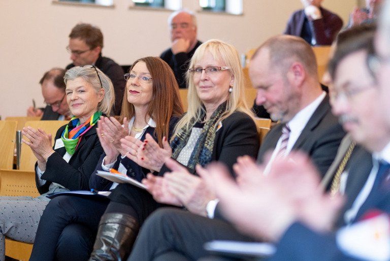 Prof. Dr. Carola Jungwirth, Prof. Dr. Barbara Zehnpfennig und Prof. Dr. Susanne Schroeter sowie Kooperationspartner Prof. Dr. Bernhard Kempen (DHV), Dr. Harald von Kalm (DFG) und Prof. Dr. Max-Emanuel Geis (FAU Erlangen-N&uuml;rnberg)
