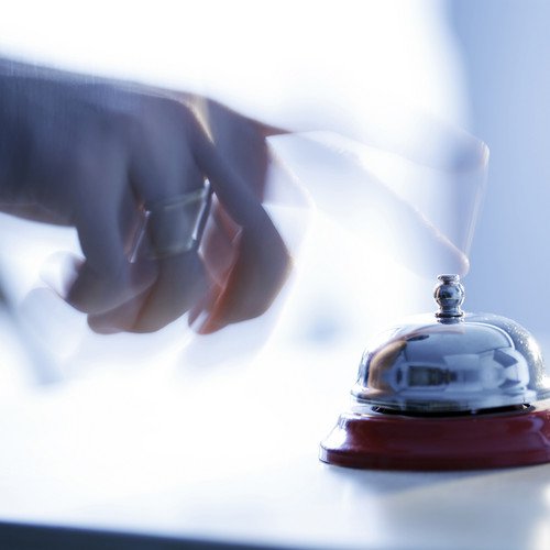 Gast an der Rezeption: Passauer Forscher haben anhand der Hotelbranche untersucht, wie F&uuml;hrungskr&auml;fte auf digitale Konkurrenz wie Airbnb reagieren.