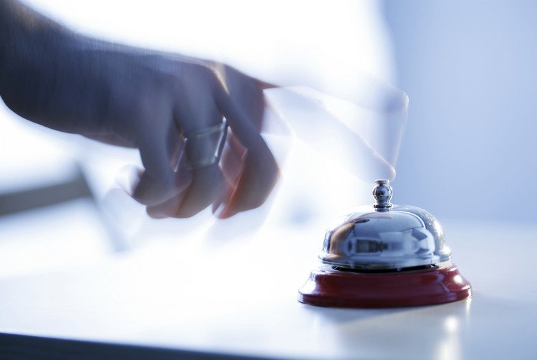 Gast an der Rezeption: Passauer Forscher haben anhand der Hotelbranche untersucht, wie F&uuml;hrungskr&auml;fte auf digitale Konkurrenz wie Airbnb reagieren.