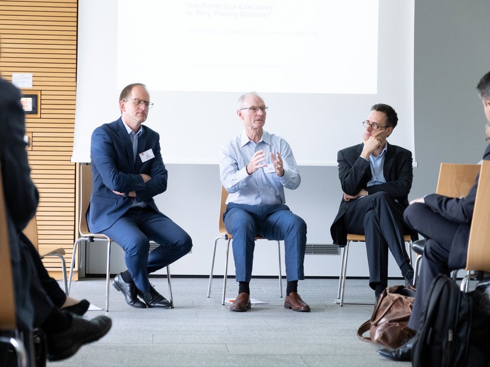 Der Begr&uuml;nder des Forschungszweigs zu strategischer F&uuml;hrung, Prof. Dr. Donald C. Hambrick (Pennsylvania State University), gemeinsam mit Prof. Dr. Albrecht Enders (IMD Business School in Lausanne, links) und Prof. Dr. Andreas K&ouml;nig (Universit&auml;t Passau) auf dem Podium in Passau im Rahmen des EIASM-Workshops.