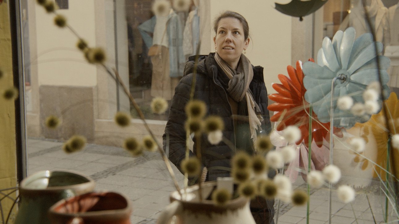Elisabeth Salwiczek vom Verein City Marketing Passau schaut von au&szlig;en in eines der Passauer Schaufenster.