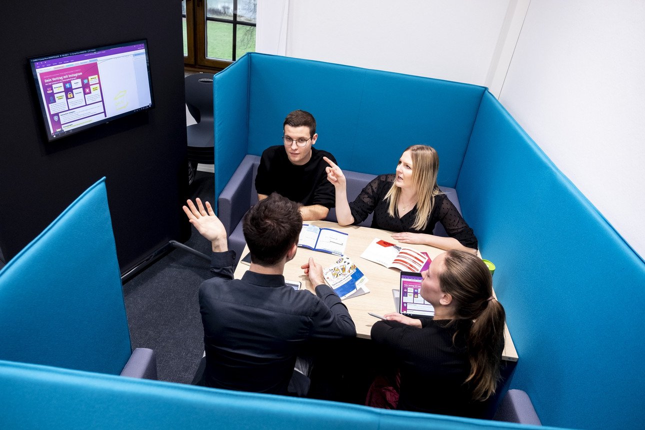 Besprechung in DiLab Klassenraum