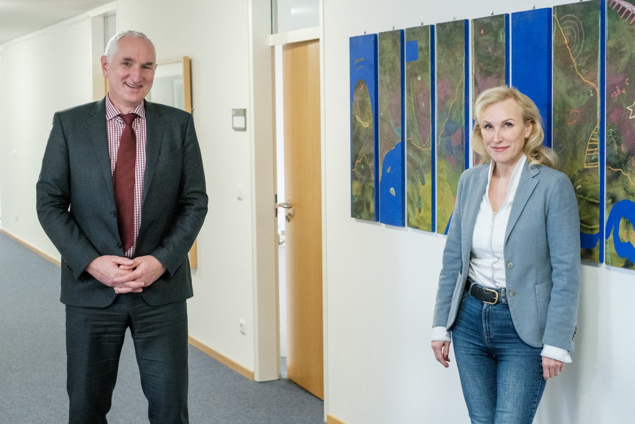 Pr&auml;sident Prof. Dr. Ulrich Bartosch gratuliert Vizepr&auml;sidentin Prof. Dr. Christina Hansen zur ihrer Berufung in den Qualit&auml;tssicherungsrat f&uuml;r P&auml;dagoginnen- und P&auml;dagogenbildung in &Ouml;sterreich. Foto: Universit&auml;t Passau