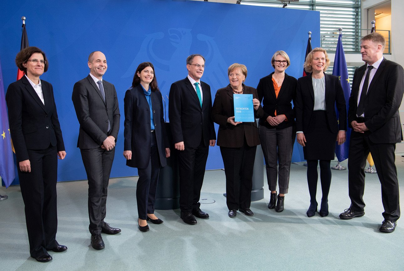 Die Expertenkommission Forschung und Innovation (EFI) bei der &Uuml;bergabe des Jahresgutachtens an Bundeskanzlerin Angela Merkel und Bundesforschungsministerin Anja Karliczek. Foto:&nbsp;David Ausserhofer