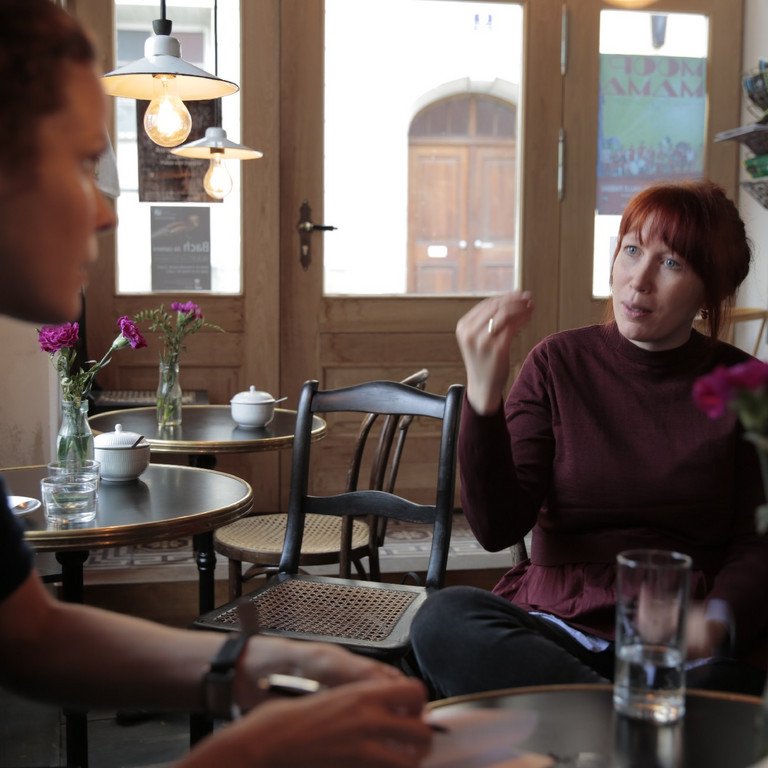 Dr. Sarah Makeschin im Gespr&auml;ch mit Kathrin Haimerl. Foto: Ulrich Schwarz/Universit&auml;t Passau