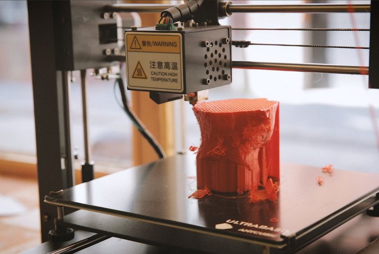 Ein 3-D Drucker druckt einen Kopf. Screenshot des Videos zu "Ars digitalica" 