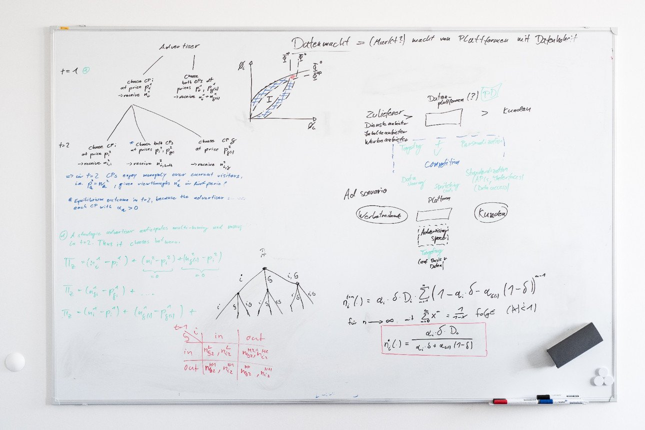 [Translate to English:] Whiteboard mit theoretischen Gedankenmodellen zu den Effekten von Social Logins und anderen Diensten der gro&szlig;en Plattformen