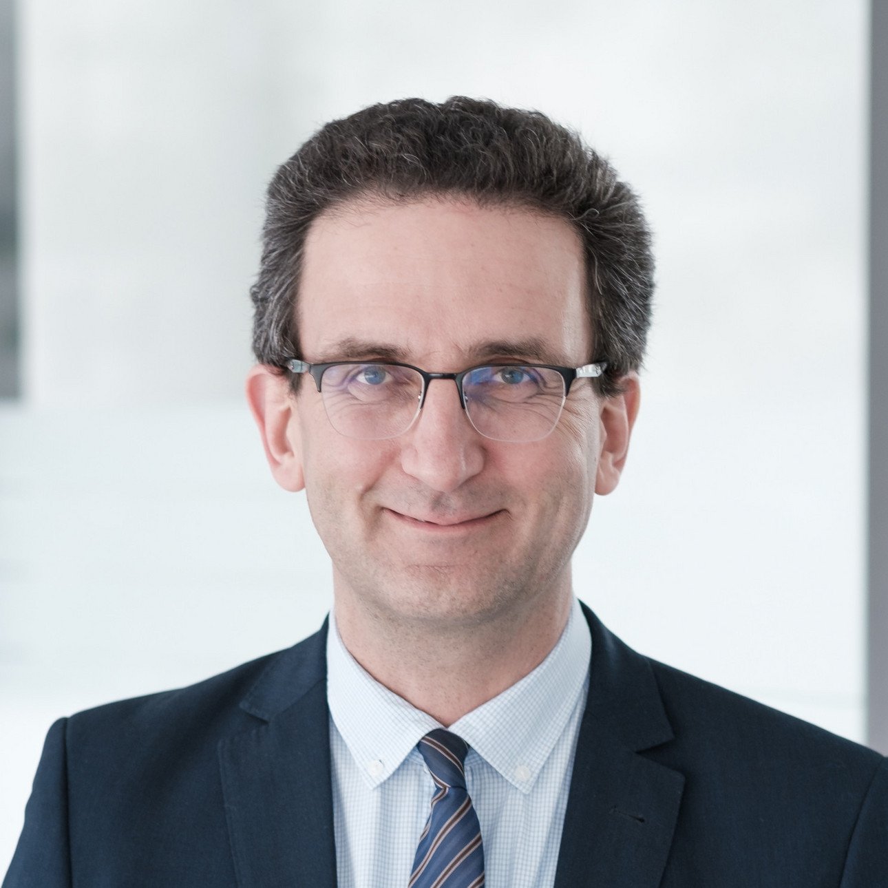 Prof. Dr. Urs Kramer ist Inhaber der Lehrprofessur f&uuml;r &Ouml;ffentliches Recht an der Universit&auml;t Passau und Dekan der Juristischen Fakult&auml;t. 