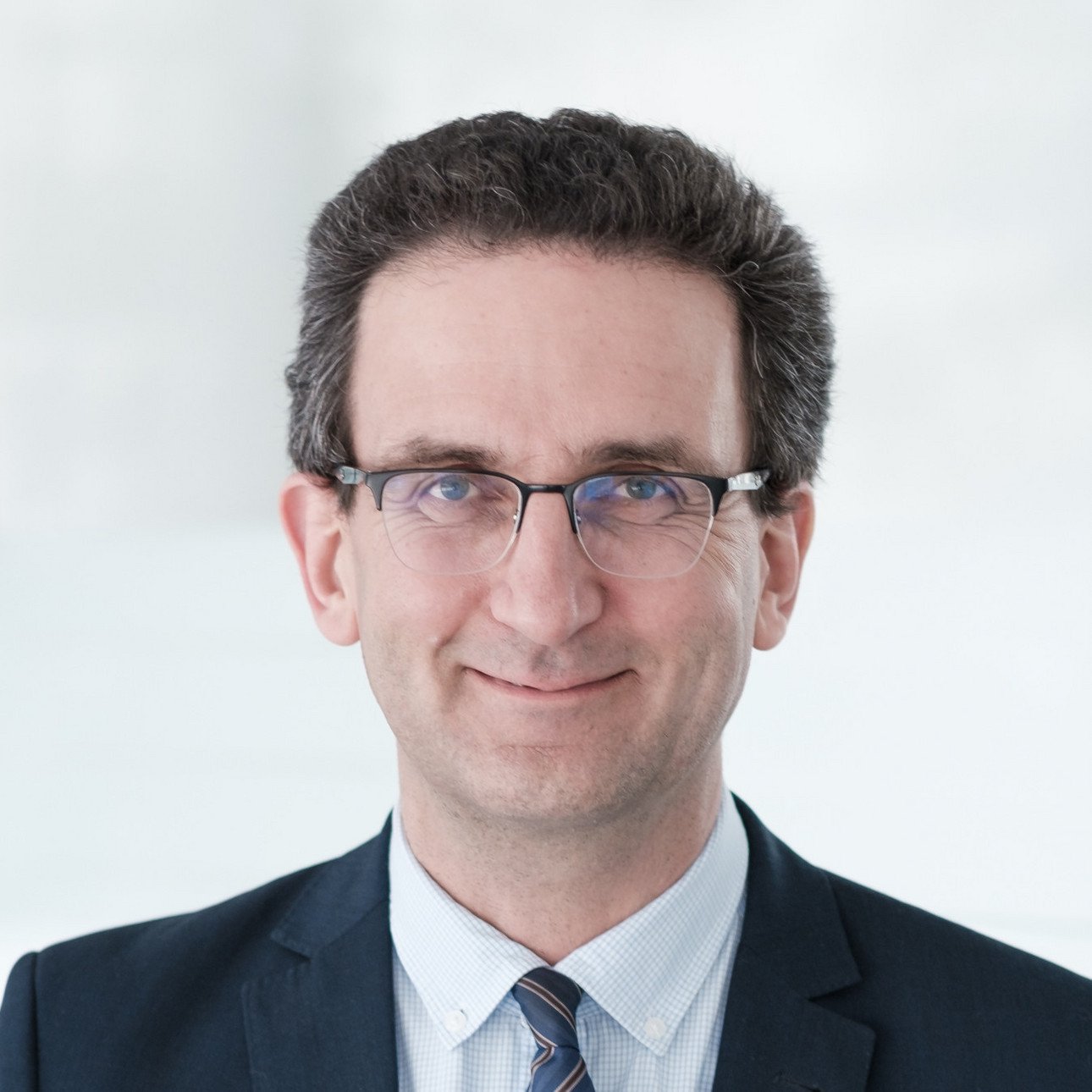 Prof. Dr. Urs Kramer ist Inhaber der Lehrprofessur f&uuml;r &Ouml;ffentliches Recht an der Universit&auml;t Passau und Dekan der Juristischen Fakult&auml;t. 