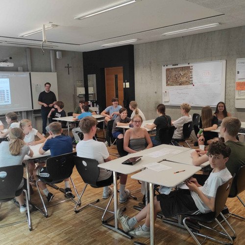 Sch&uuml;lerinnen und Sch&uuml;ler beim Spielen von &bdquo;Decisions&ldquo; am Von-M&uuml;ller-Gymnasium in Regensburg; Foto: Anton-Claudio Sch&auml;fer