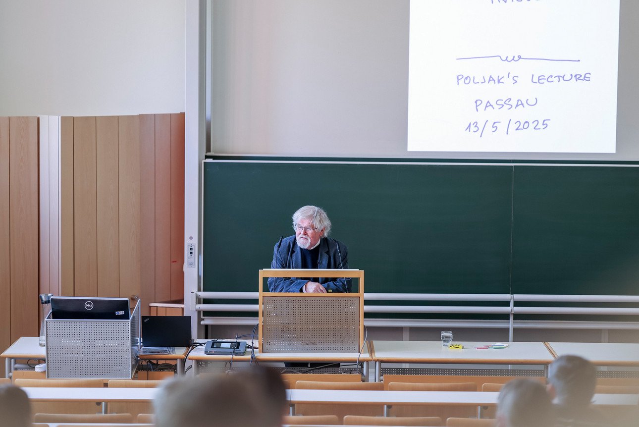 Prof. Dr. Jaroslav Ne&scaron;etřil von der Karls-Universit&auml;t Prag hielt einen Vortrag zum Thema &bdquo;Subgraphs, orderings and homomorphisms&ldquo;.